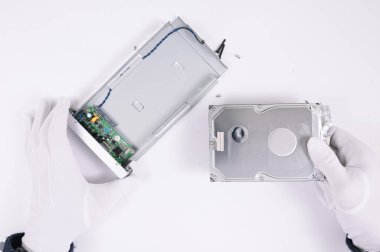 Sabit diski laboratuvar bankına sıkıştırdım.