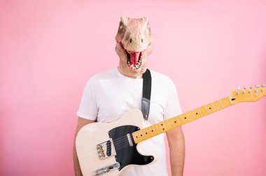 Kertenkele maskeli ve elektro gitarlı bir adam.