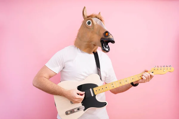 Homem Com Máscara Cavalo Tocando Guitarra Elétrica — Fotografia de Stock