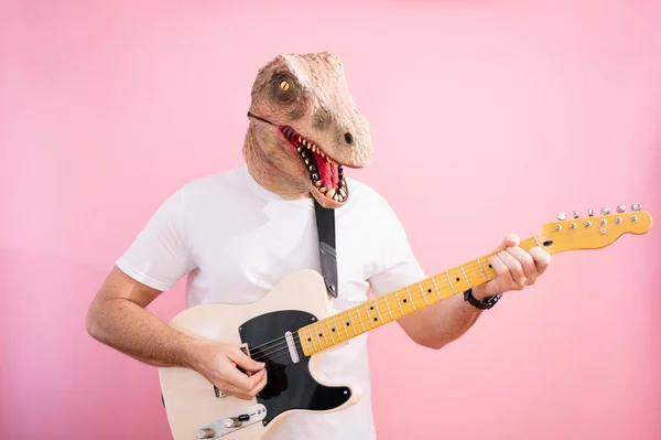 Homem Com Máscara Lagarto Tocando Guitarra Elétrica — Fotografia de Stock