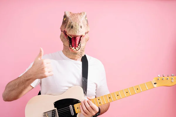 Homem Com Máscara Lagarto Guitarra Elétrica Pendurada Mostrando Seu Polegar — Fotografia de Stock