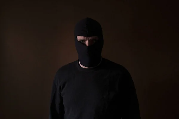 家に侵入した白人の強盗の肖像 — ストック写真