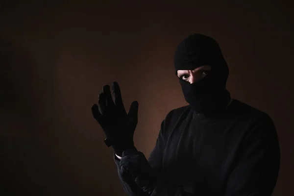 Retrato Ladrón Caucásico Irrumpiendo Una Casa Poniéndose Los Guantes — Foto de Stock