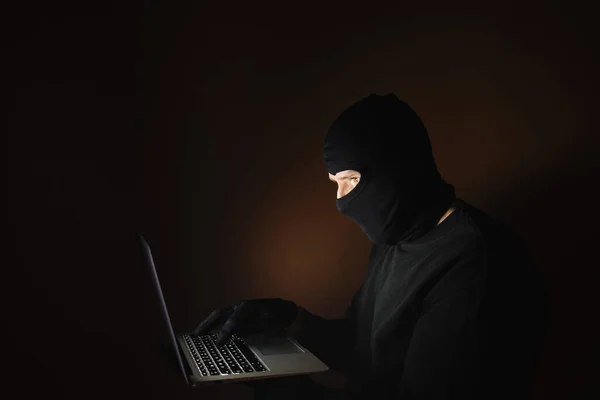 Serangkaian Pencuri Kaukasia Membobol Rumah Dengan Laptop Tangan — Stok Foto