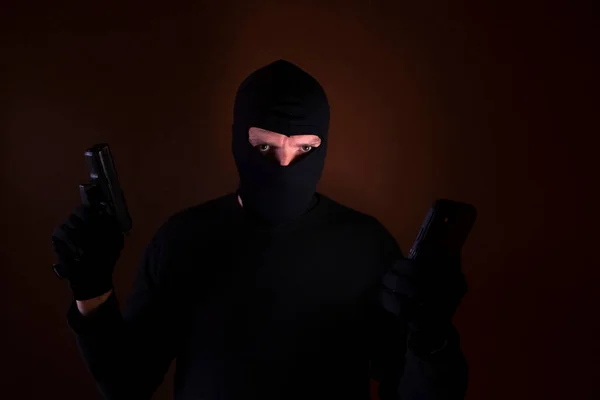Serie Kaukasischer Einbrecher Die Mit Waffe Und Smartphone Der Hand — Stockfoto