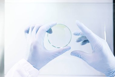 Profesyonel bir laboratuvarda çalışan tanınmayan bir adam.