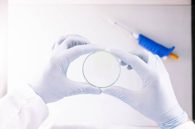 Profesyonel bir laboratuvarda çalışan tanınmayan bir adam.