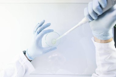 Profesyonel bir laboratuvarda çalışan tanınmayan bir adam.