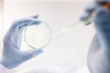 Profesyonel bir laboratuvarda çalışan tanınmayan bir adam.