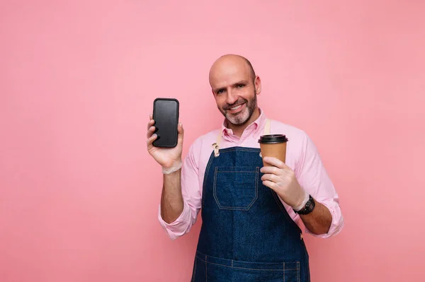 Ώριμος Άντρας Έξυπνο Τηλέφωνο Και Καφέ Ανακυκλώσιμο Χάρτινο Κύπελλο — Φωτογραφία Αρχείου