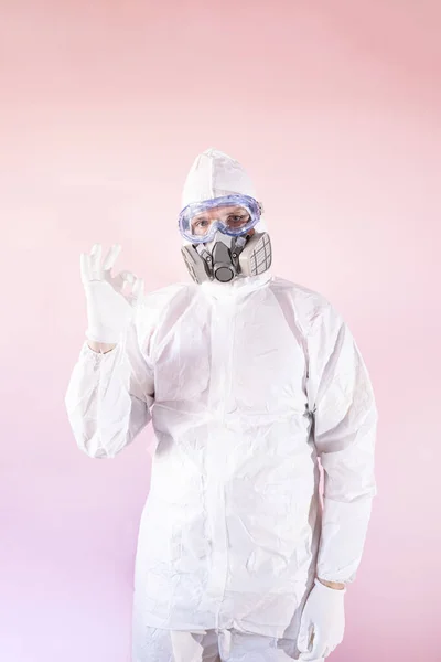 Retrato Enfermero Con Traje Protector Ropa Trabajo Mostrando Positividad — Foto de Stock