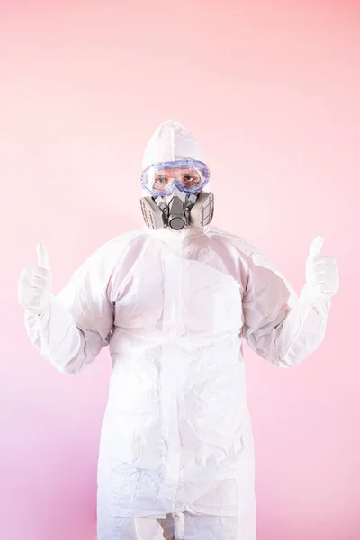 Retrato Enfermero Con Traje Protector Ropa Trabajo Mostrando Positividad — Foto de Stock