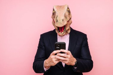 Kertenkele kafalı adam akıllı telefon kullanıyor..