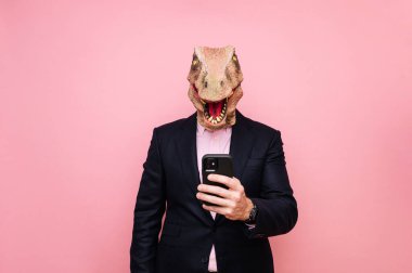 Kertenkele kafalı adam akıllı telefon kullanıyor..