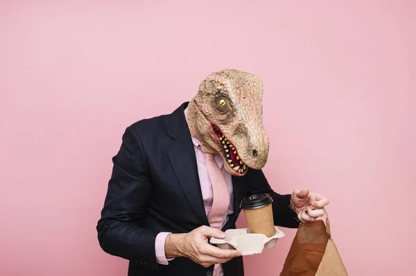 Άντρας Κεφάλι Σαύρας Που Κρατάει Δύο Ανακυκλώσιμα Χάρτινα Φλιτζάνια Καφέ — Φωτογραφία Αρχείου