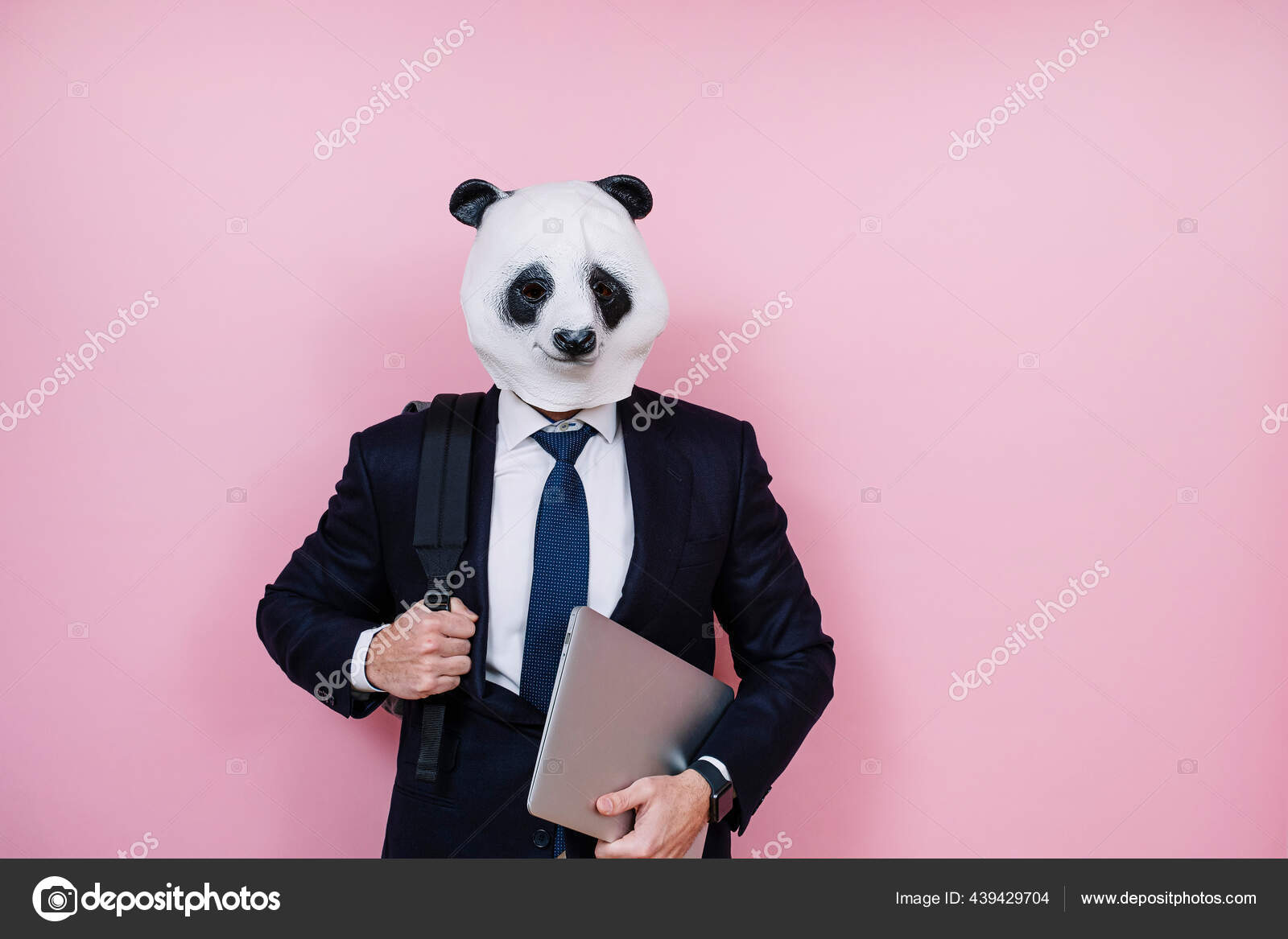 ノートパソコンを持つ男とピンクの壁に対してパンダマスクを身に着けている ストック写真 C Karrastock Gmail Com ノートパソコンを持つ男とピンクの壁に対してパンダマスクを身に着けている ストック写真 C Karrastock Gmail Com