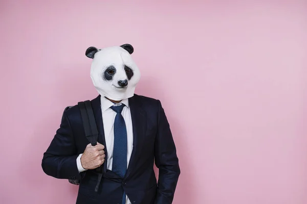 Panda Maszkot Viselő Férfi Rózsaszín Falon — Stock Fotó