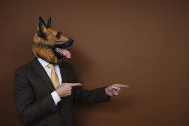 Kafasında lateks köpek maskesi olan bir adam