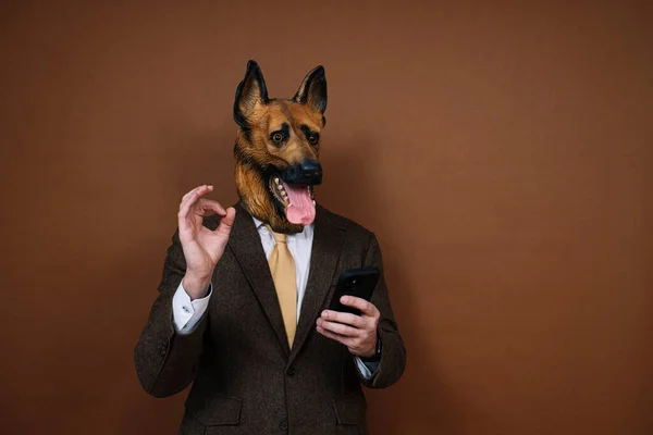 Ein Mann Mit Latex Hundekopfmaske Und Smartphone — Stockfoto