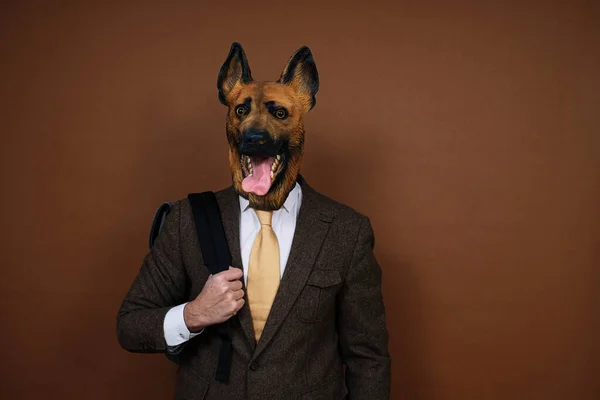 Ein Mann Mit Latex Hundekopfmaske Und Rucksack — Stockfoto