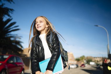 Okula giden küçük öğrenci kız.