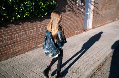 Okula giden küçük öğrenci kız.