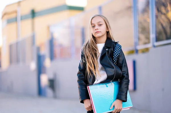 学校に行く途中の小さな学生の女の子 — ストック写真
