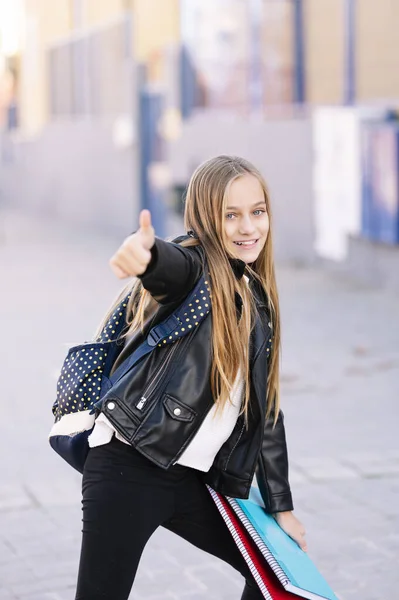 Étudiante Sur Chemin École Faisant Des Gestes Positifs — Photo