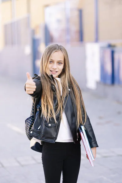 Studenten Flicka Väg Till Skolan Gör Positiva Gester — Stockfoto