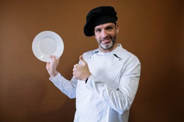Boş tabağı olan bir erkek şef.
