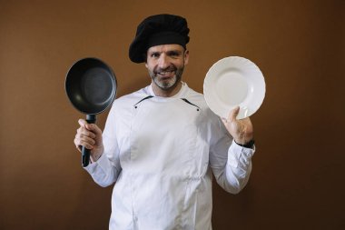 Boş tabağı ve kızartma tavası olan bir aşçı.