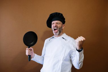 Kızartma tavalı ile öforik erkek aşçı