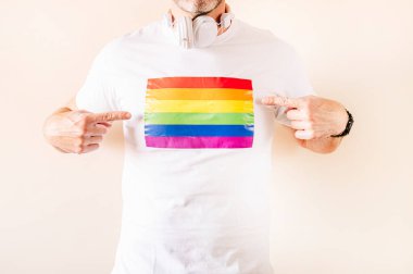 45 yaşında beyaz tişörtlü bir adam.