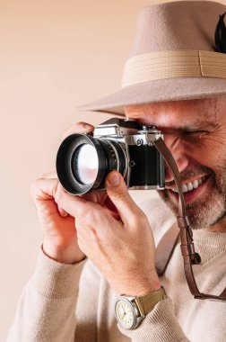 45 yaşında, analog kameralı bir adam.