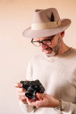 Modern dijital kamerası olan 45 yaşında bir adam.