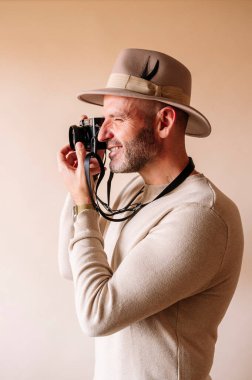 Modern dijital kamerası olan 45 yaşında bir adam.