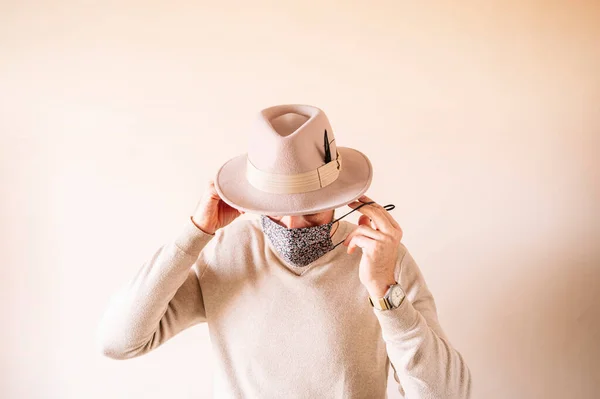 Hombre Poniéndose Una Máscara Flores Durante Coronavirus — Foto de Stock