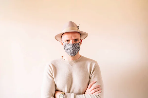 Hombre Con Máscara Flores Sombrero Sobre Fondo Beige Durante Coronavirus — Foto de Stock