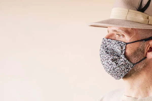 Pria Bertopeng Bunga Dan Topi Dengan Latar Beige Selama Coronavirus — Stok Foto