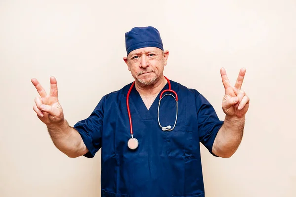 Retrato Estudio Médico Veterano Traje Quirófano — Foto de Stock