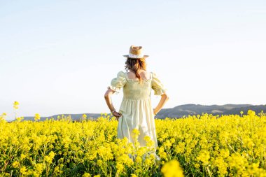Kadın dışarıda muhteşem bir bahar gününün tadını çıkarıyor.
