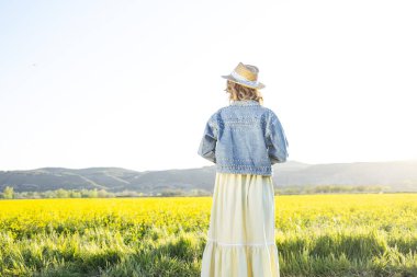 Kadın dışarıda muhteşem bir bahar gününün tadını çıkarıyor.