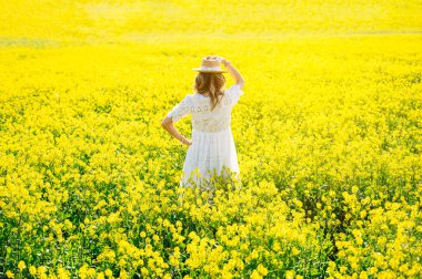 Kadın dışarıda muhteşem bir bahar gününün tadını çıkarıyor.