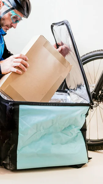 輸送袋に段ボール箱を導入自転車メッセンジャー — ストック写真