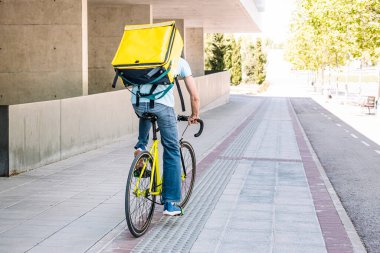 Eve kuryeyle yemek getiren tanınmamış bir adam..