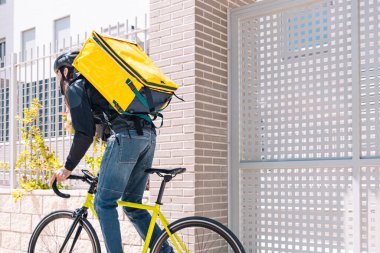 Kurye eve yemek servisi..