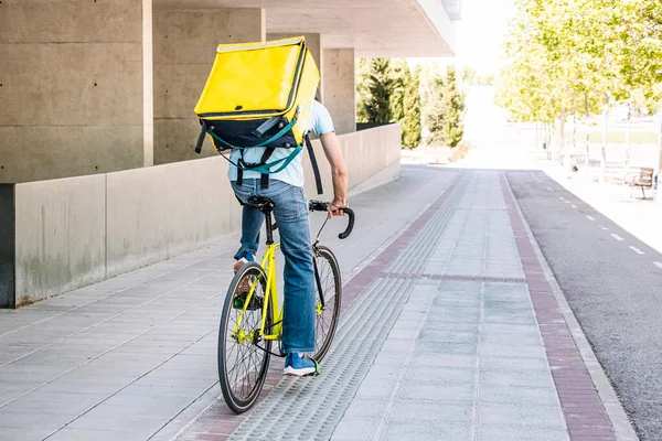 Eve kuryeyle yemek getiren tanınmamış bir adam..
