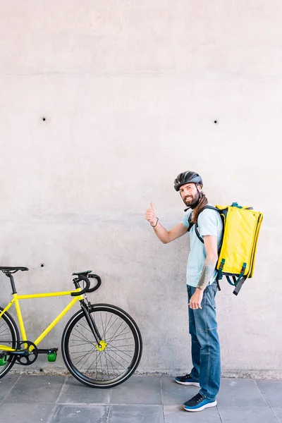 Retrato Jovem Que Trabalha Entregando Comida Por Correio Para Casa — Fotografia de Stock