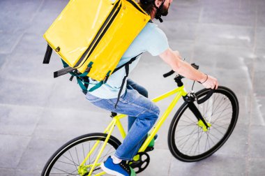 Eve kuryeyle yemek getiren adam..