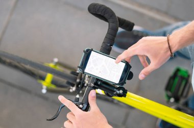 Haritaya başvurup yerleri bilen ve bisikletle teslimat yapan bir adam..